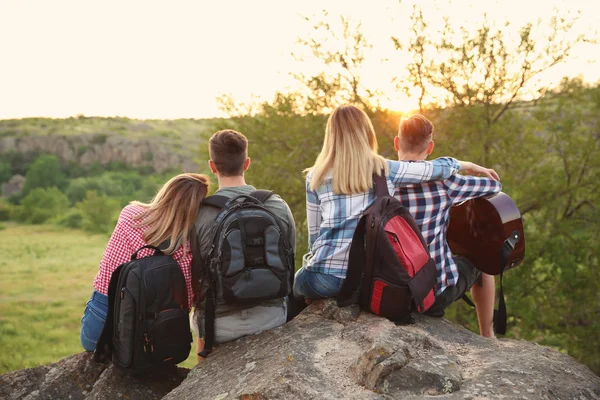 Gruppo Giovani Con Zaini Chitarra Nel Deserto Campeggi Stagione — Foto Stock