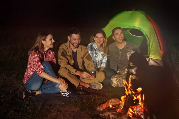 Jóvenes Amigos Pasan Tiempo Cerca Hoguera Por Noche Temporada Camping — Foto de Stock