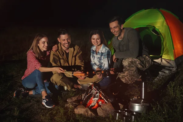 Amici Che Friggono Salsicce Sul Falò Notte Campeggi Stagione — Foto Stock