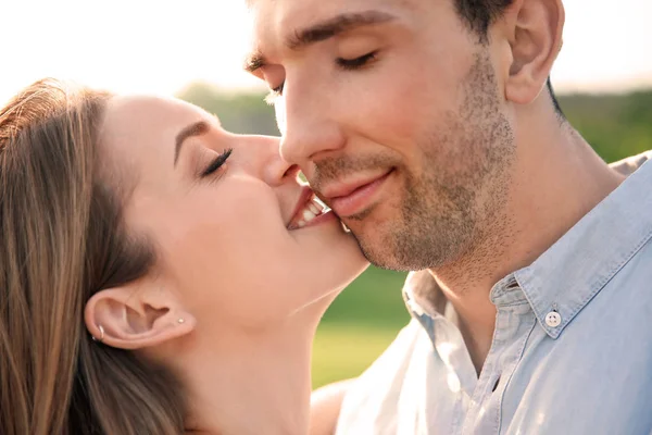 Jeune Couple Mignon Amoureux Posant Plein Air Jour Ensoleillé — Photo