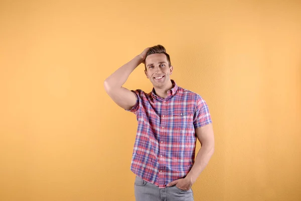 Guapo Joven Sonriendo Sobre Fondo Color —  Fotos de Stock