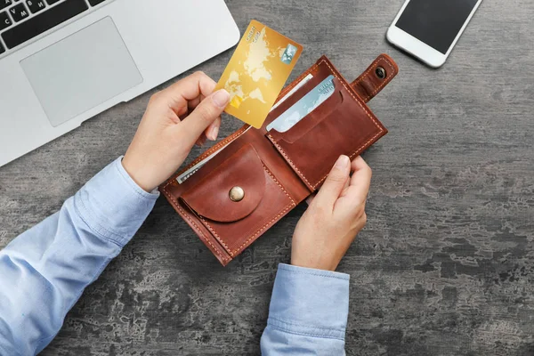 Mulher Segurando Carteira Couro Com Cartões Crédito Mesa Vista Superior — Fotografia de Stock
