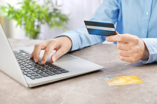 Jonge Vrouw Met Creditcard Laptop Aan Tafel — Stockfoto