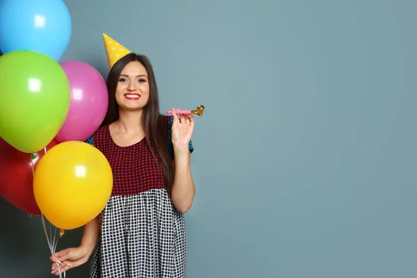 Mujer Joven Con Globos Brillantes Soplador Fiesta Sobre Fondo Color —  Fotos de Stock