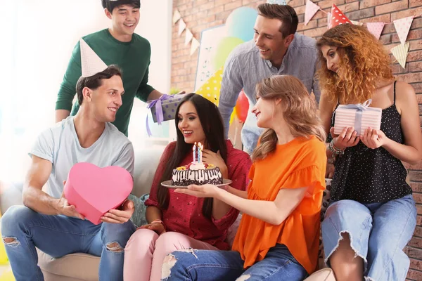 Jóvenes Celebrando Cumpleaños Con Sabroso Pastel Interior — Foto de Stock