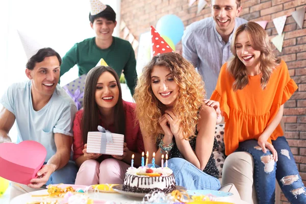 年轻人用美味的蛋糕在室内庆祝生日 — 图库照片
