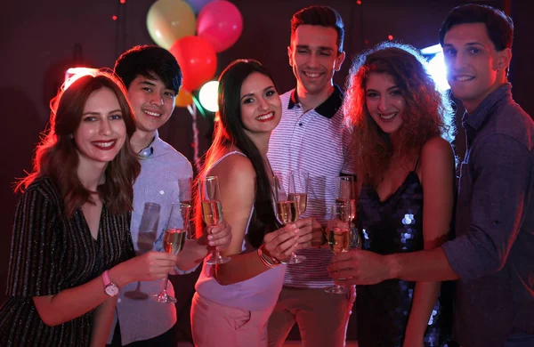 Giovani Che Festeggiano Compleanno Discoteca — Foto Stock