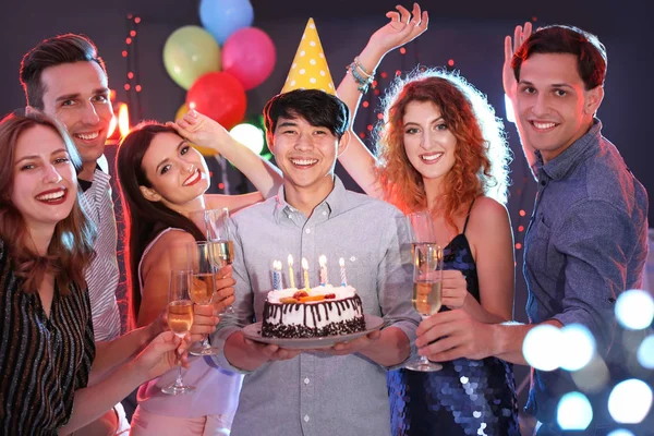 Jóvenes Celebrando Cumpleaños Con Pastel Discoteca — Foto de Stock