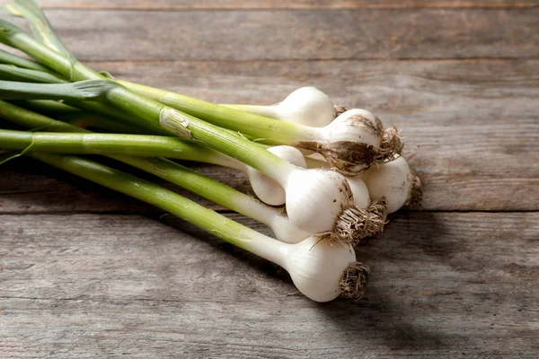 Ahşap arka plan üzerinde olgunlaşmış taze sarımsak ampuller