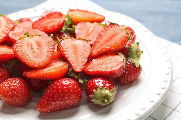 桌上有成熟草莓的盘子 — 图库照片