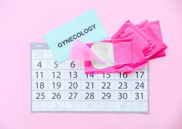 Lägenheten Låg Sammansättning Med Kalender Och Kvinnlig Hygienartiklar Färg Bakgrunden — Stockfoto