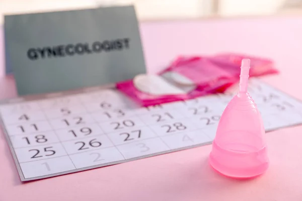 Cangkir Menstruasi Dan Kalender Atas Meja Pengobatan Ginekologi — Stok Foto