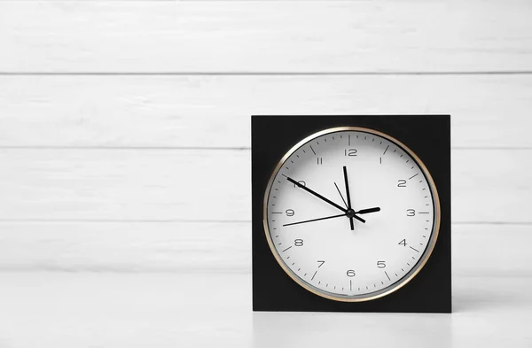 Современные Часы Столе Светлом Фоне Управление Временем — стоковое фото