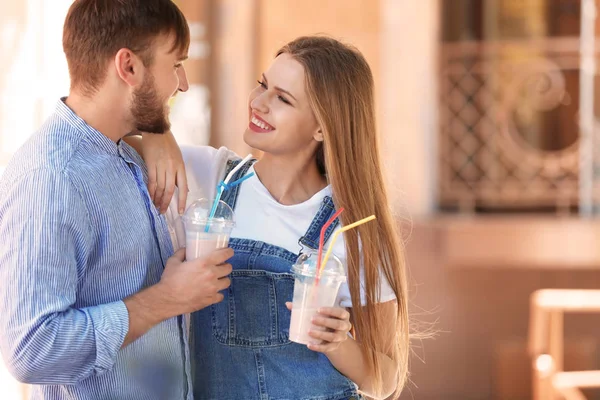 Lezzetli milkshake açık havada bir bardak ile genç çift