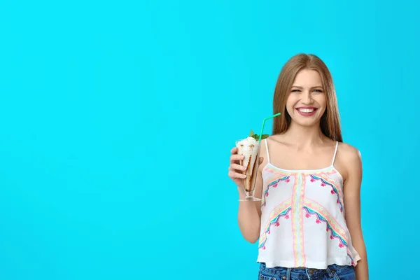 Mujer Joven Con Vaso Delicioso Batido Leche Sobre Fondo Color —  Fotos de Stock