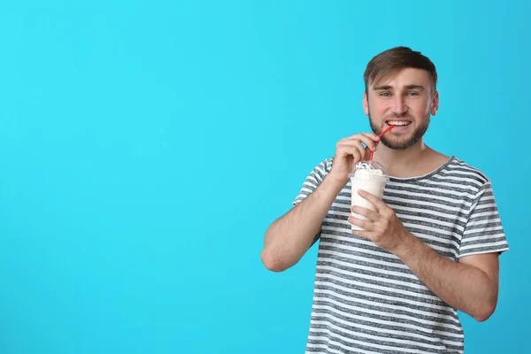 Ung Man Med Kopp Läcker Milkshake Färgbakgrund — Stockfoto