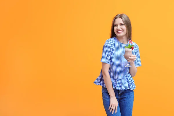 Mujer Joven Con Vaso Delicioso Batido Leche Sobre Fondo Color —  Fotos de Stock