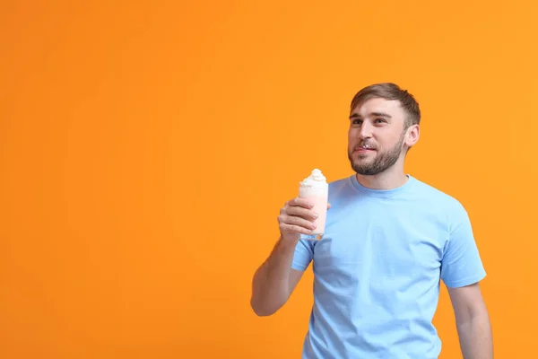 Ung Man Med Glas Läcker Milkshake Färgbakgrund — Stockfoto