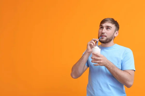 Jeune Homme Avec Verre Délicieux Milk Shake Sur Fond Couleur — Photo