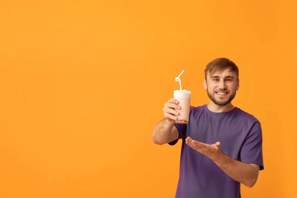 Ung Man Med Glas Läcker Milkshake Färgbakgrund — Stockfoto