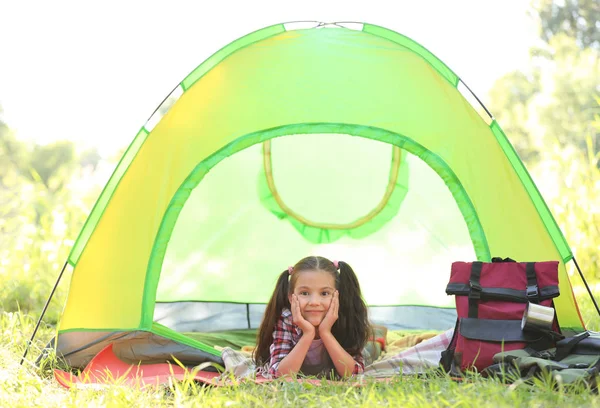 Ragazzina Che Riposa Tenda All Aperto Campo Estivo — Foto Stock