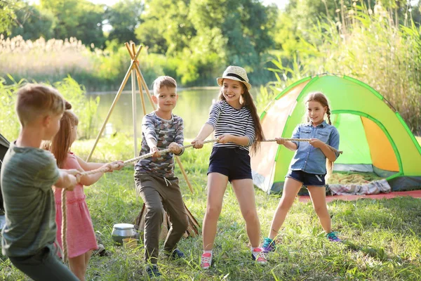 Bambini Che Tirano Corda All Aperto Campo Estivo — Foto Stock