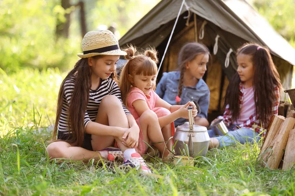 Niños Pequeños Cerca Tienda Aire Libre Campamento Verano — Foto de Stock