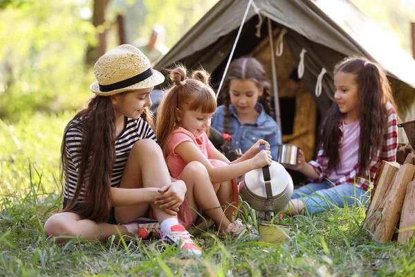 Bambini Piccoli Vicino Tenda All Aperto Campo Estivo — Foto Stock