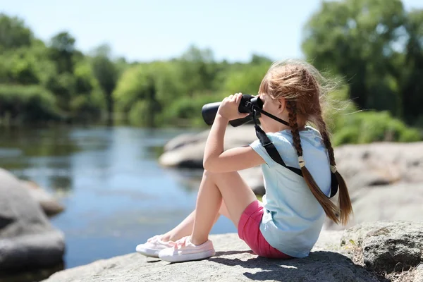 Kleines Mädchen Mit Fernglas Freien Sommerlager — Stockfoto