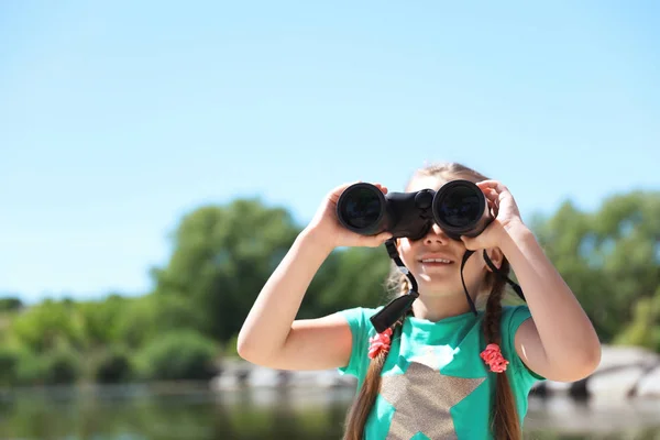 Liten Flicka Med Kikare Utomhus Sommarläger — Stockfoto