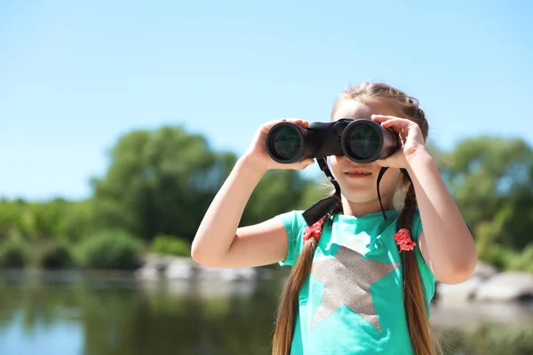 Menina Com Binóculos Livre Campo Férias — Fotografia de Stock