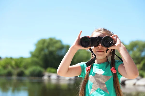 Menina Com Binóculos Livre Campo Férias — Fotografia de Stock