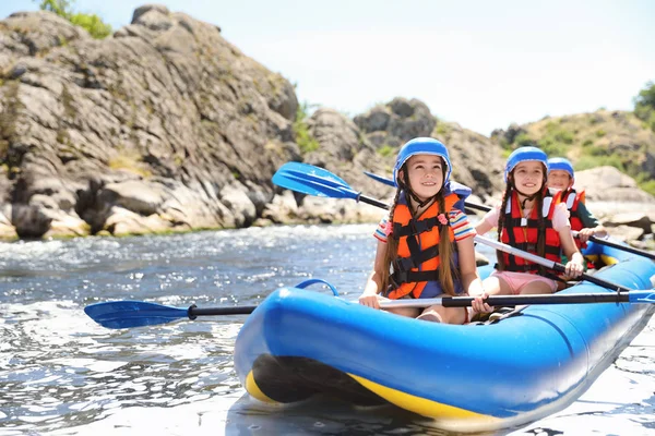 Niños Pequeños Haciendo Kayak Río Campamento Verano — Foto de Stock