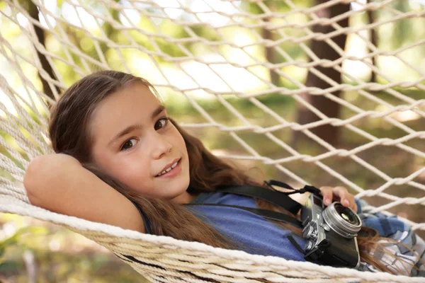 Küçük kız açık havada hamak kamera ile. Yaz Kampı