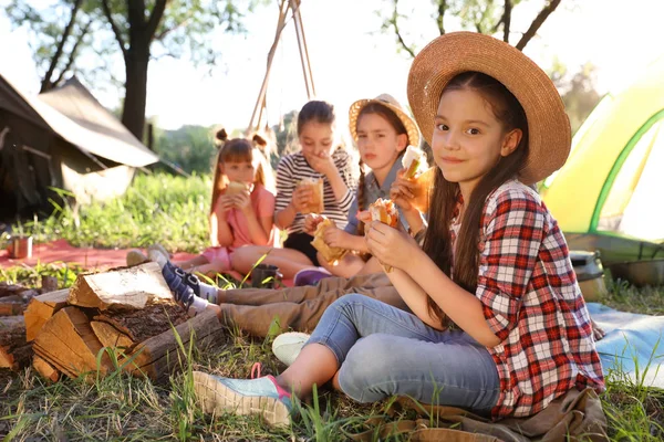 Menina Comendo Sanduíche Livre Campo Férias — Fotografia de Stock