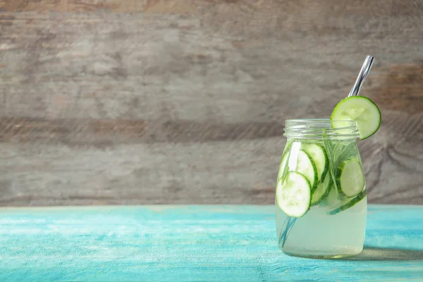 Limonada Natural Con Pepino Tarro Sobre Mesa Madera — Foto de Stock