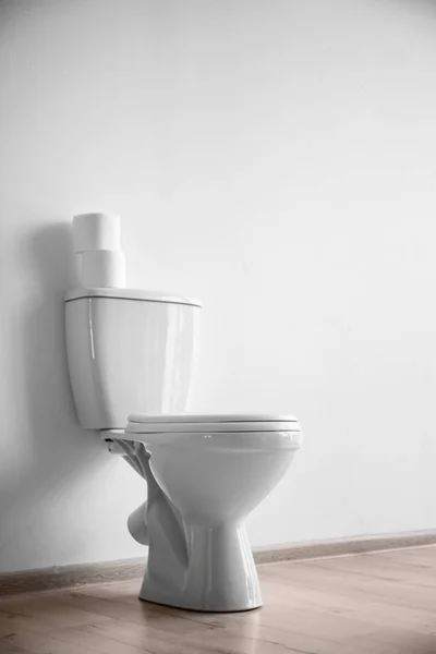 Nieuwe Keramische Toiletpot Buurt Van Lichte Muur — Stockfoto