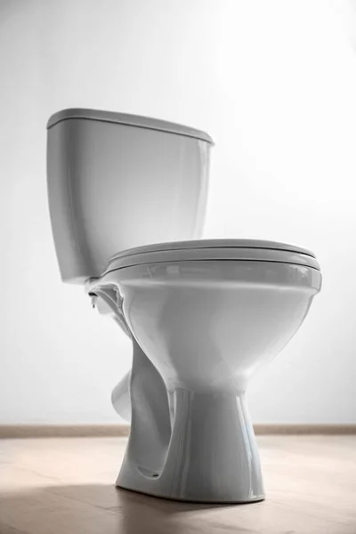 Nieuwe Keramische Toiletpot Buurt Van Lichte Muur — Stockfoto