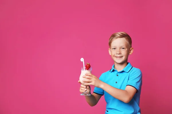 Liten Pojke Med Glas Milkshake Färgbakgrund — Stockfoto