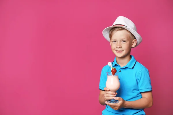 Liten Pojke Med Glas Milkshake Färgbakgrund — Stockfoto