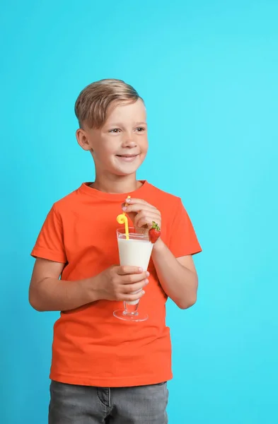 Liten Pojke Med Glas Milkshake Färgbakgrund — Stockfoto