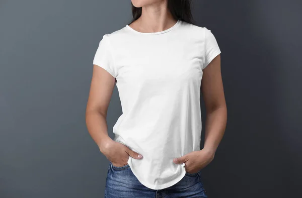 Mujer Joven Camiseta Blanca Sobre Fondo Color Burla Para Diseño — Foto de Stock