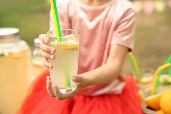 Little Girl Natural Lemonade Outdoors Closeup — Stock Photo, Image