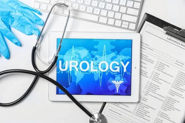 Tasainen Lay Koostumus Tabletilla Stetoskoopilla Testimuodolla Kevyellä Taustalla Urologian Käsite — kuvapankkivalokuva