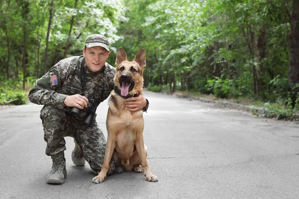 Mann Militäruniform Mit Schäferhund Draußen — Stockfoto