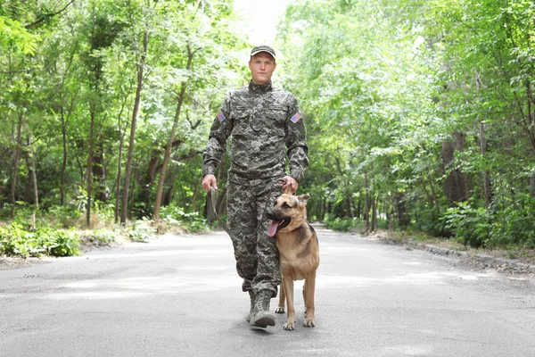 Hombre Uniforme Militar Con Perro Pastor Alemán Aire Libre — Foto de Stock