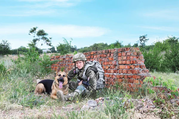 Hombre Uniforme Militar Con Perro Pastor Alemán Cerca Pared Ladrillo — Foto de Stock