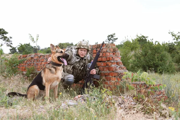 Hombre Uniforme Militar Con Perro Pastor Alemán Cerca Pared Ladrillo — Foto de Stock