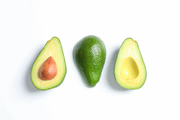 Composition Avec Des Avocats Frais Mûrs Sur Fond Blanc — Photo