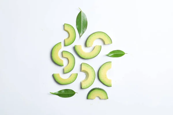 Komposition Mit Aufgeschnittener Reifer Avocado Auf Weißem Hintergrund — Stockfoto